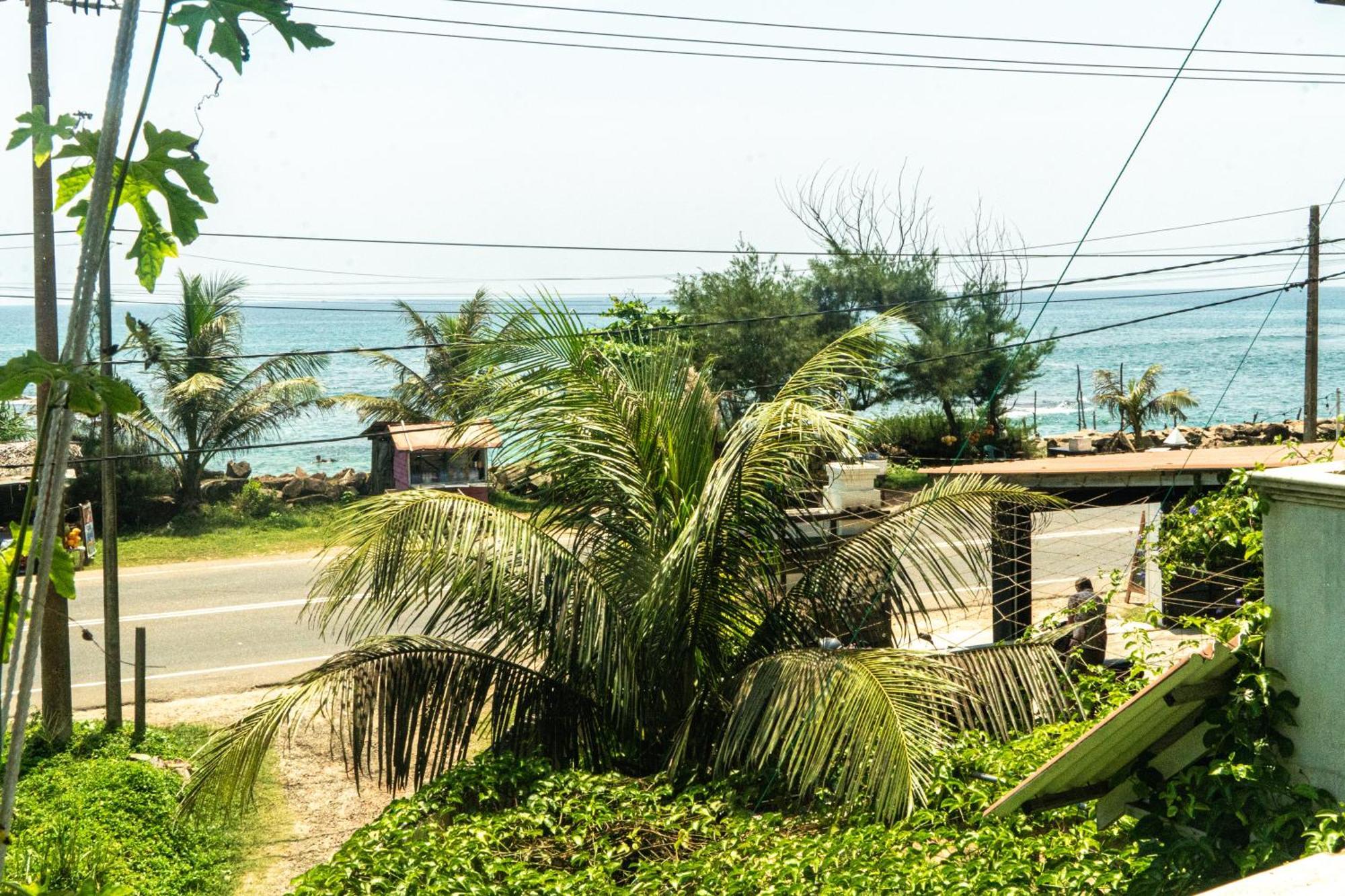 Cocos Hotell Midigama East Exteriör bild